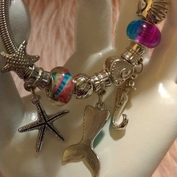 NEW!! By the Sea Silvertone Charm Bracelet! - Picture 4 of 4